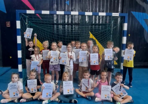 Grupa dzieci pozuje do zdjęcia.