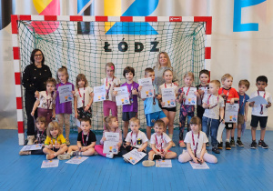 Grupa dzieci pozuje do zdjęcia.