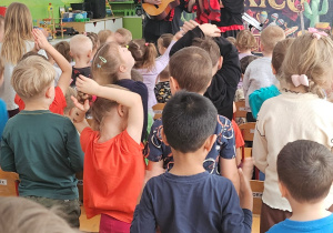 Grupa dzieci tańczy.