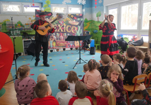 Dzieci słuchają meksykańskiej muzyki.