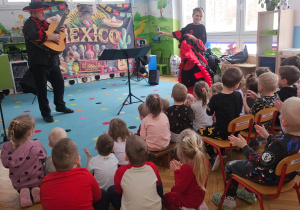 Dzieci słuchają meksykańskiej muzyki.
