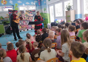 Dzieci słuchają meksykańskiej muzyki.