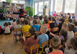 Dzieci słuchają meksykańskiej muzyki.