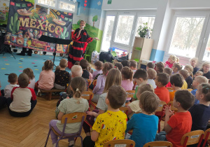 Dzieci słuchają meksykańskiej muzyki.