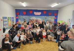 Dzieci wraz z dziadkami pozują do zdjęcia