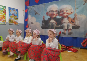 Dziewczynki siedzą na tle dekoracji