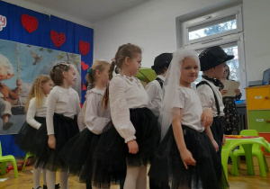 Dzieci stoją w parach