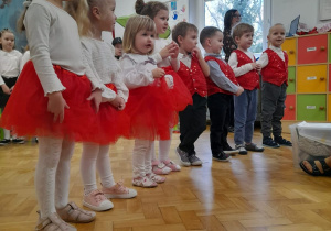 Dzieci stojąc mówią swoje kwestie