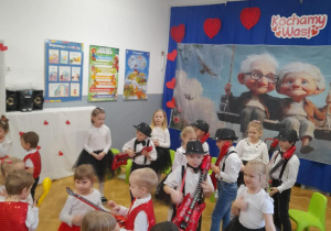 Grupa dzieci gra na instrumentach