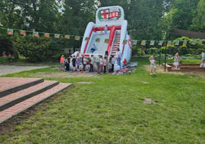 Zamek dmuchany na terenie ogrodu przedszkolnego.