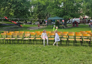 Krzesełka ustawione na terenie ogrodu przedszkolnego.