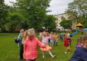 bawiące się dzieci w ogrodzie