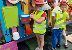 dzieci w czasie zabawy na placu dziecięcym