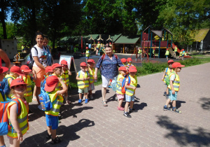spacerujące dzieci na terenie zoo