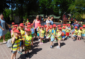 spacerujące dzieci na terenie zoo