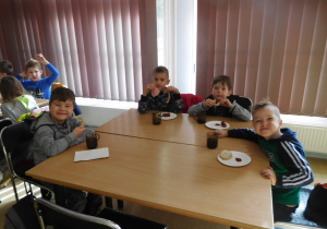 dzieci podczas jedzenia kiełbasek