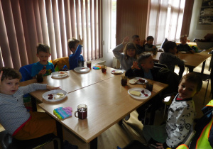 dzieci podczas jedzenia kiełbasek