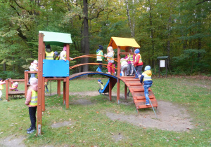 dzieci na placu zabaw na terenie ośrodka Edukacji Ekologicznej