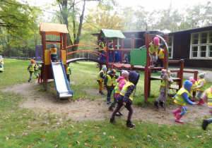 dzieci na placu zabaw na terenie ośrodka Edukacji Ekologicznej