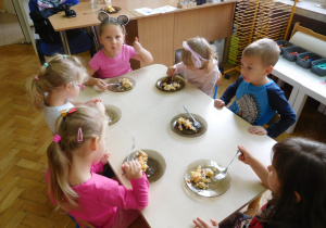 dzieci podczas degustacji sałatki