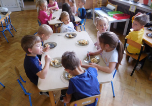 dzieci podczas degustacji sałatki