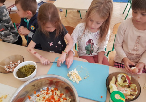 dzieci przygotowujące sałatkę