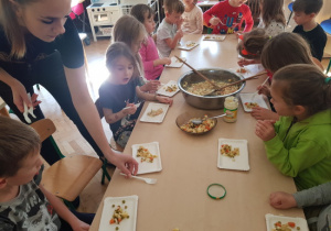 dzieci przygotowujące sałatkę