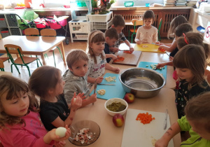 dzieci przygotowujace sałatkę