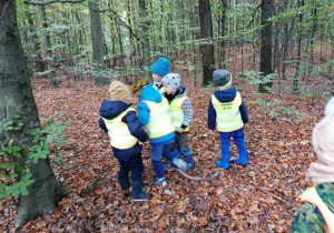 dzieci na terenie ośrodka leśnego