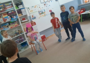 dzieci podczas urodzin w sali przedszkola