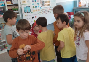 dzieci podczas urodzin w sali przedszkola