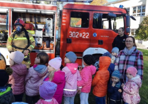 dzieci ze strażakami na terenie ogrodu przedszkola