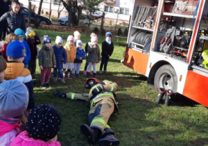 dzieci ze strażakami na terenie ogrodu przedszkola