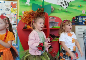 przebrane dzieci w stroje jesieni podczas balu w przedszkolu