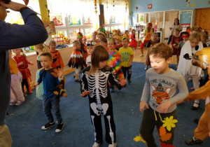 przebrane dzieci w stroje jesieni podczas balu w przedszkolu