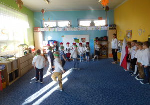 dzieci ubrane na galowo podczas uroczystości w sali