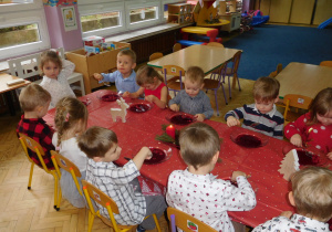 dzieci przy stolikach podczas konsupcji obiadu