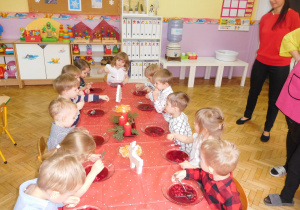 dzieci przy stolikach podczas konsupcji obiadu