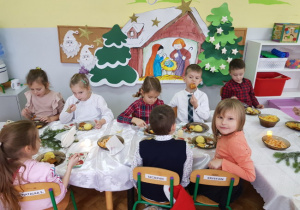 dzieci przy stole wigilijnym