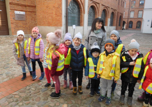 grupa dzieci w odblaskowych kamizelkach na terenie Muzeum