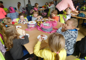 dzieci podczas konsumpcji w sali przy stolikach