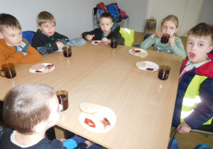 dzieci podczas konsumpcji w sali przy stolikach