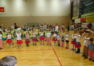 grupa dzieci na sali gimnastycznej