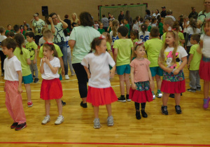 grupa dzieci na sali gimnastycznej