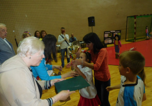 grupa dzieci na sali gimnastycznej odbierająca nagrody