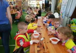 dzieci podczas posiłku