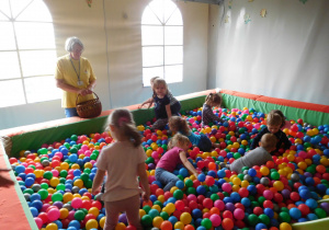 grupa dzieci w basenie z piłkami