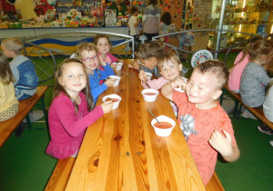 grupa dzieci przy posiłku