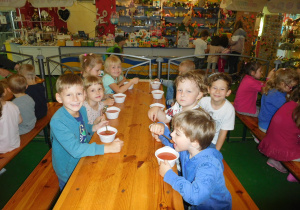 grupa dzieci przy posiłku