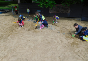 grupa dzieci na placu zabaw